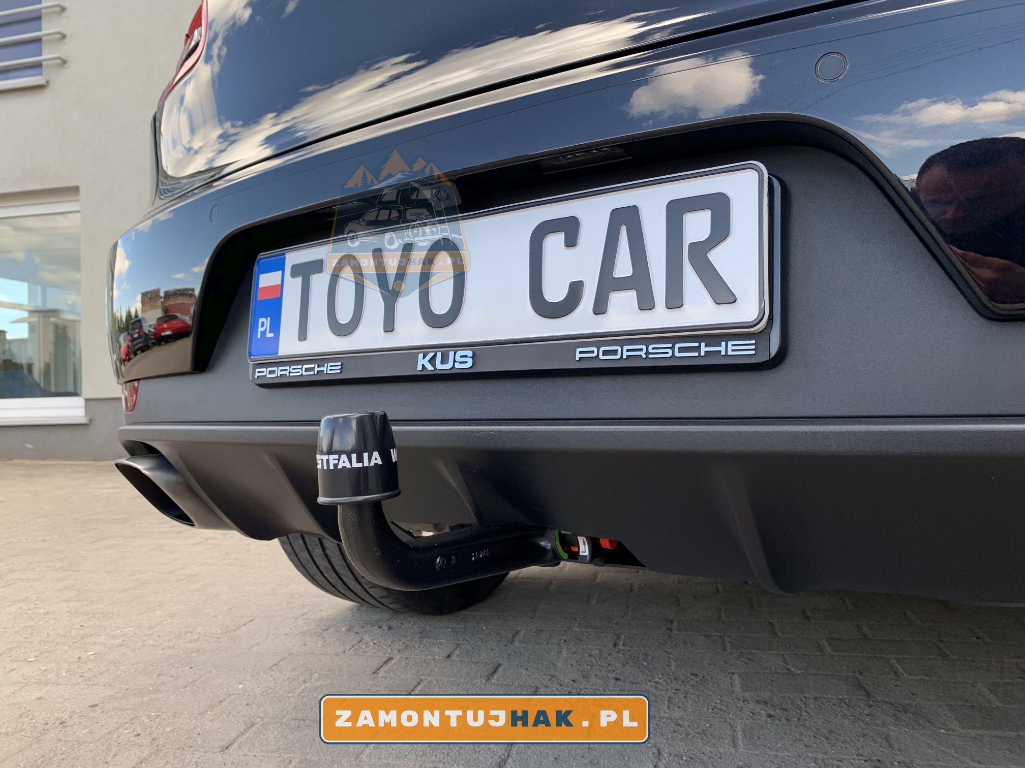 tył samochodu porsche macan zbliżenie na zderzak tylny samochodu osobowego po montażu haka holowniczego Westfalia A40v 327068600001 na zdjęciu dobrze widoczne wycięcie w zderzaku i kula holownicza haka westfalia 